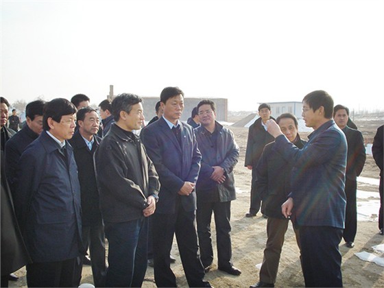 2009年，時任全國政協(xié)副主席羅富和（前排左二）視察威龍公司
