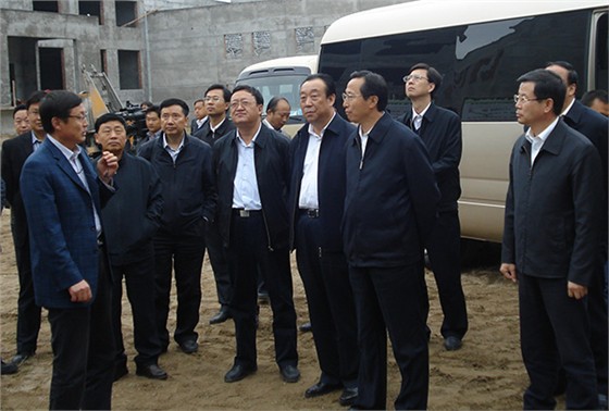 2011年，時(shí)任國家農(nóng)業(yè)部部長韓長賦（右三）視察威龍公司