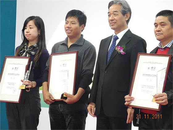 時任原衛(wèi)生部副部長王隴德給威龍頒發(fā)世界健康生活方式博覽會金獎證書
