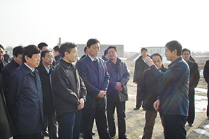 2009年，時任全國政協(xié)副主席羅富和（前排左二）視察威龍公司