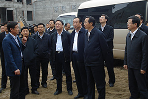2011年，時任國家農(nóng)業(yè)部部長韓長賦（右三）視察威龍公司